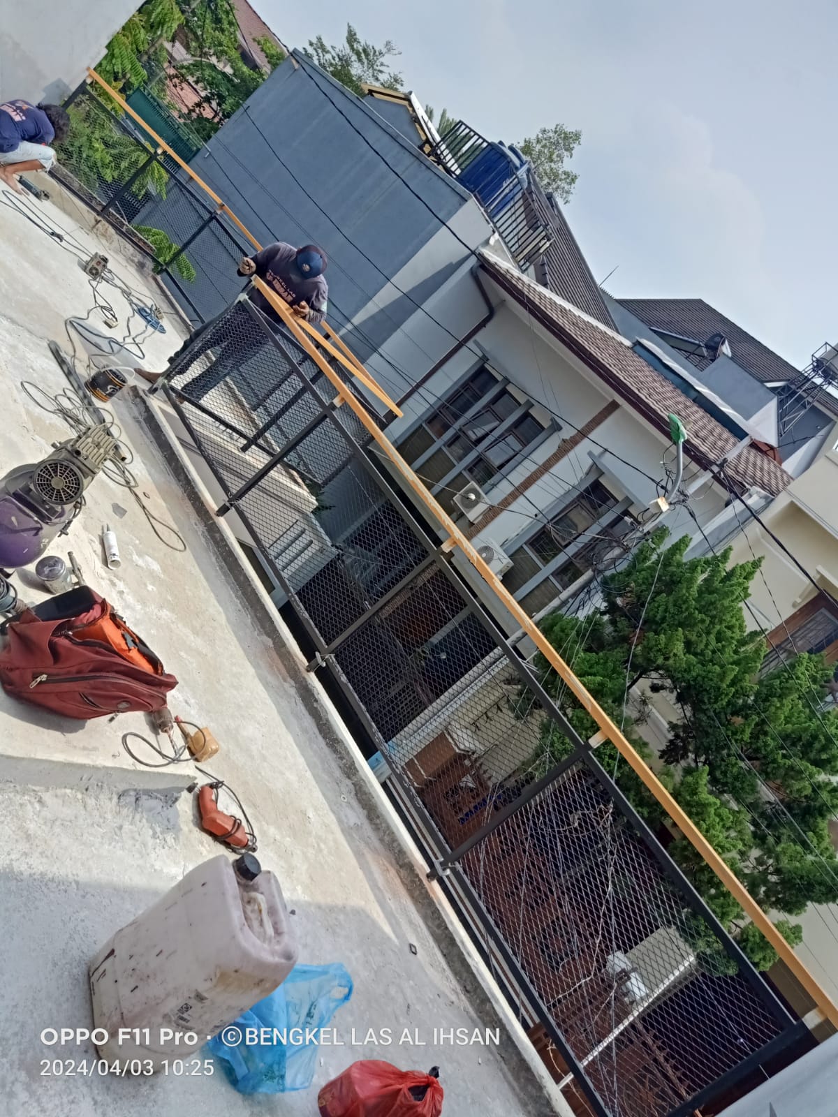 Pagar proyek lapangan Bengkel Las Al-Ihsan Bekasi