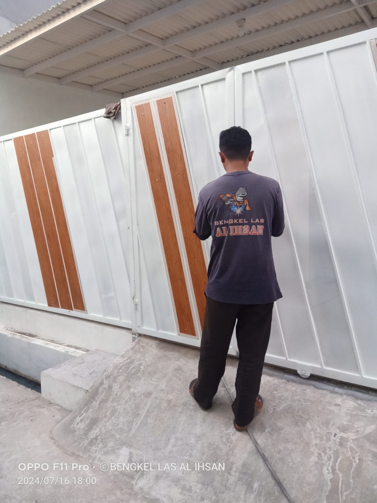 Pagar putih panel kayu Bengkel Las Al-Ihsan Bekasi