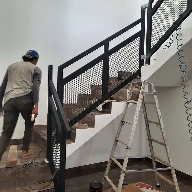Railing tangga industrial mesh Bengkel Las Al-Ihsan Bekasi