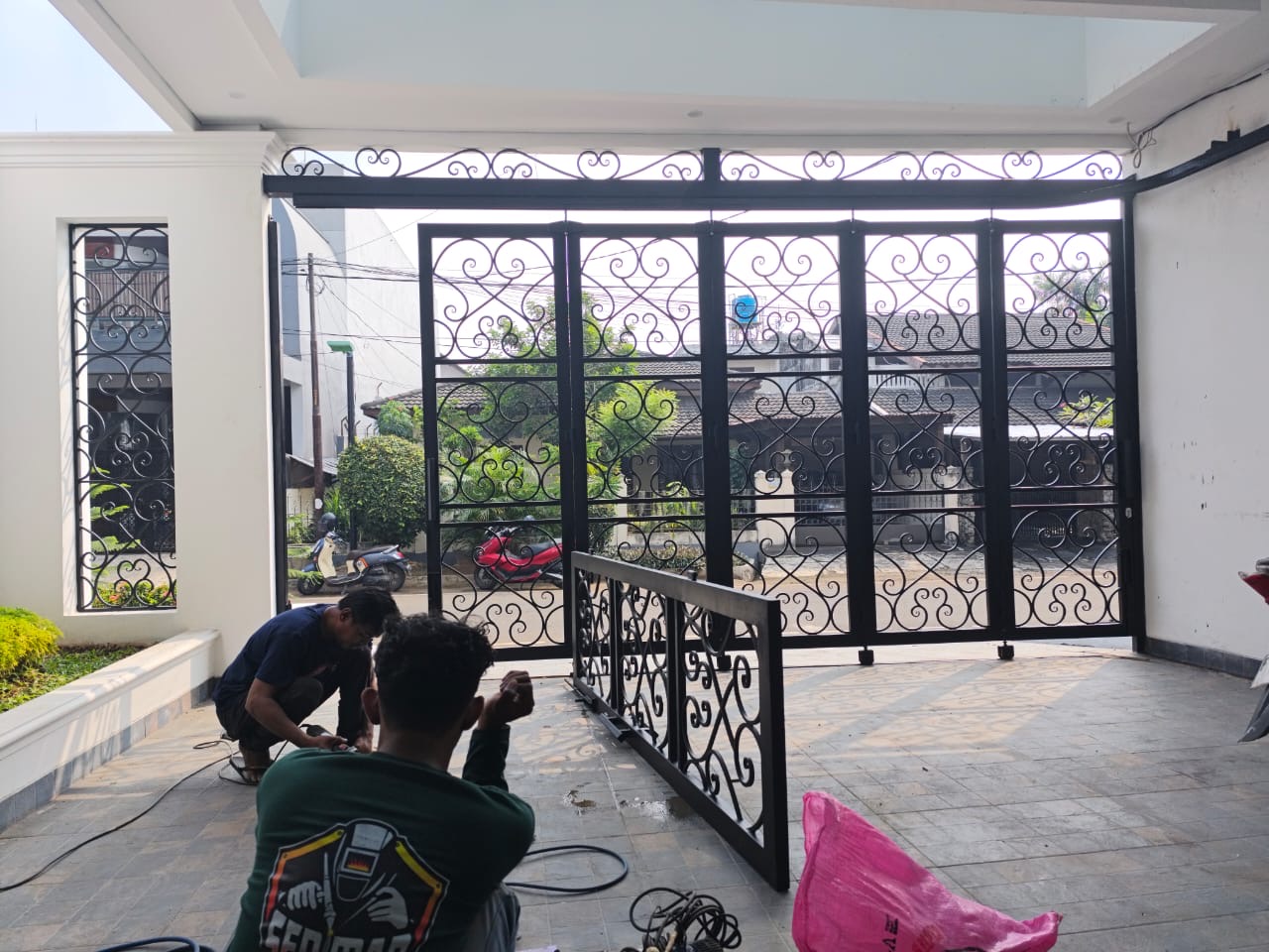 Gerbang hitam ornamental Bekasi