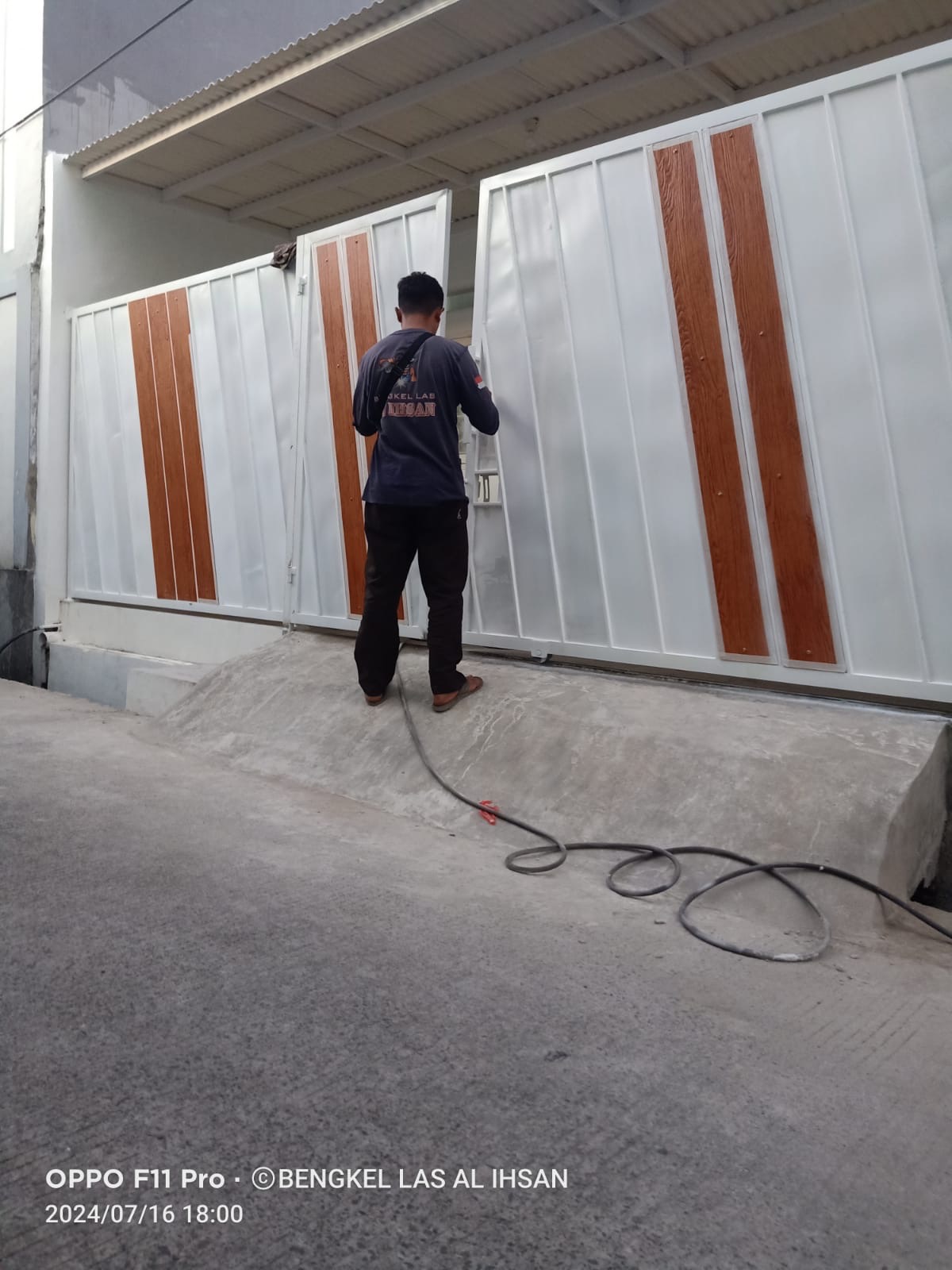 Pintu panel besi besar Bekasi