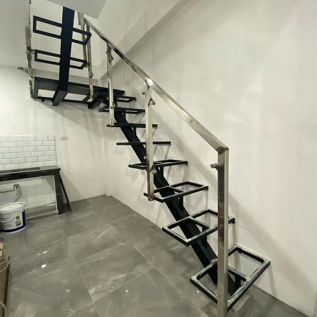 Tangga besi hitam industrial Bekasi